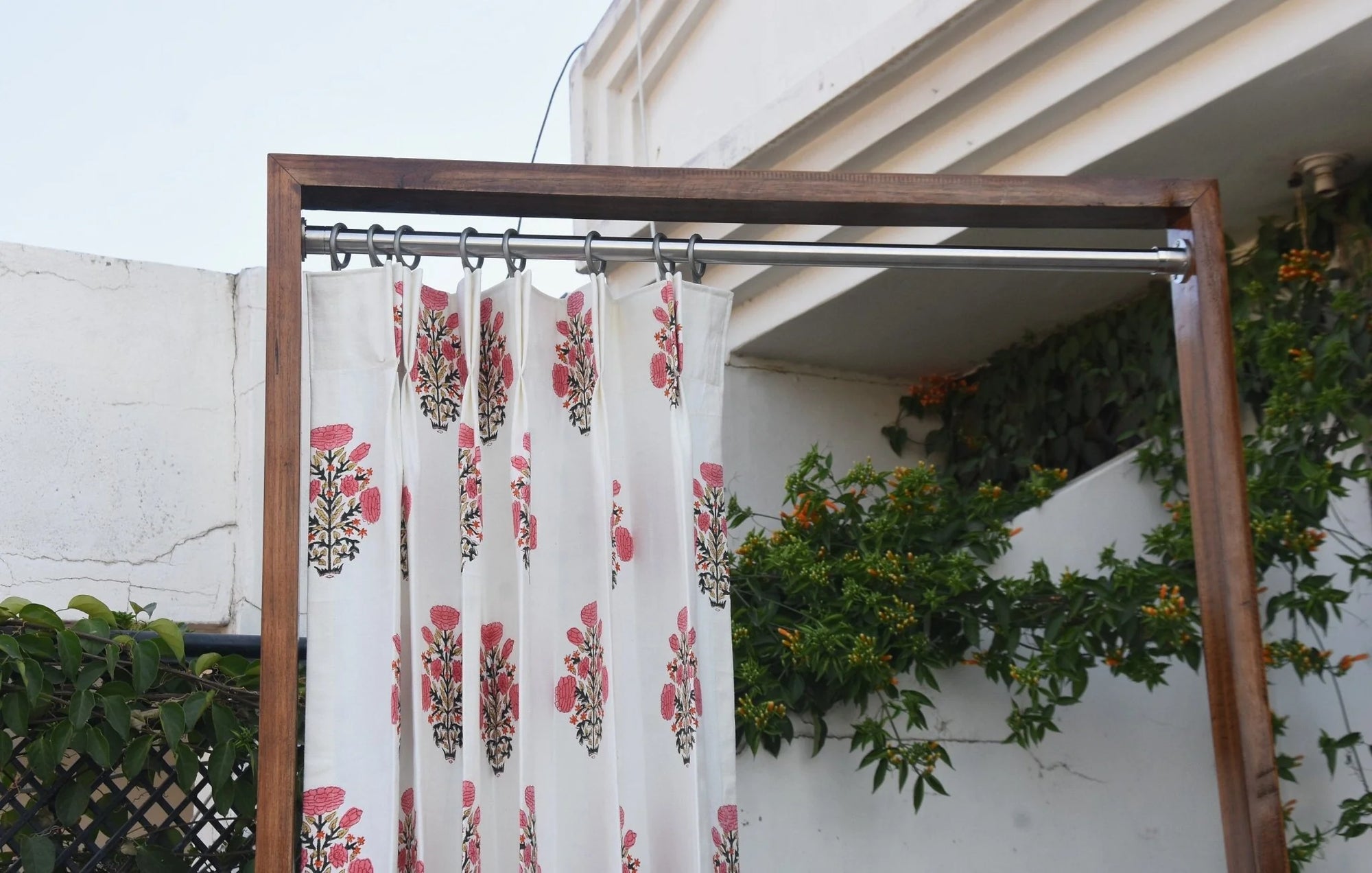 What are the uses and features of linen curtains of block printing?