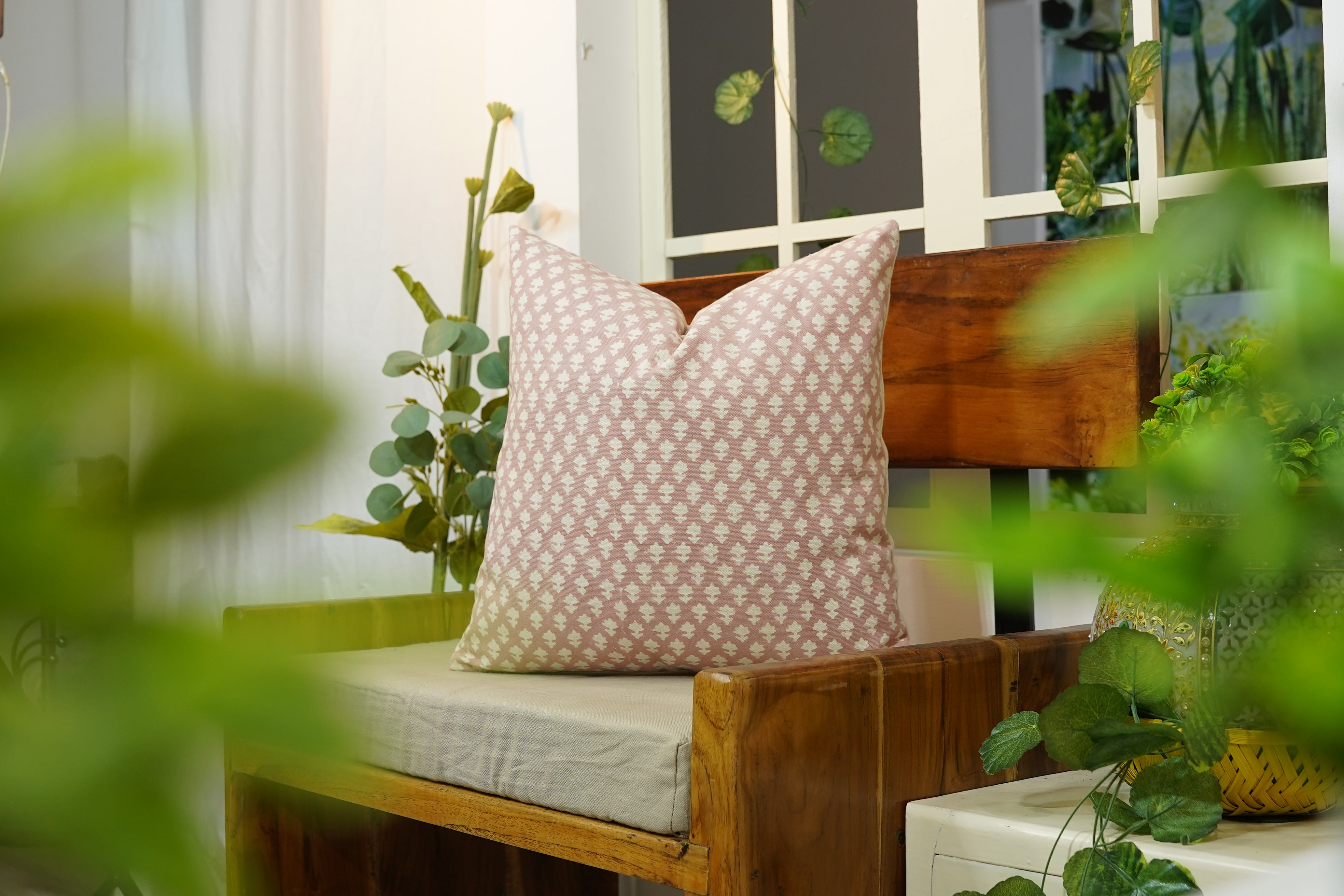 outdoor pillow covers for home décor that feature lovely gardening