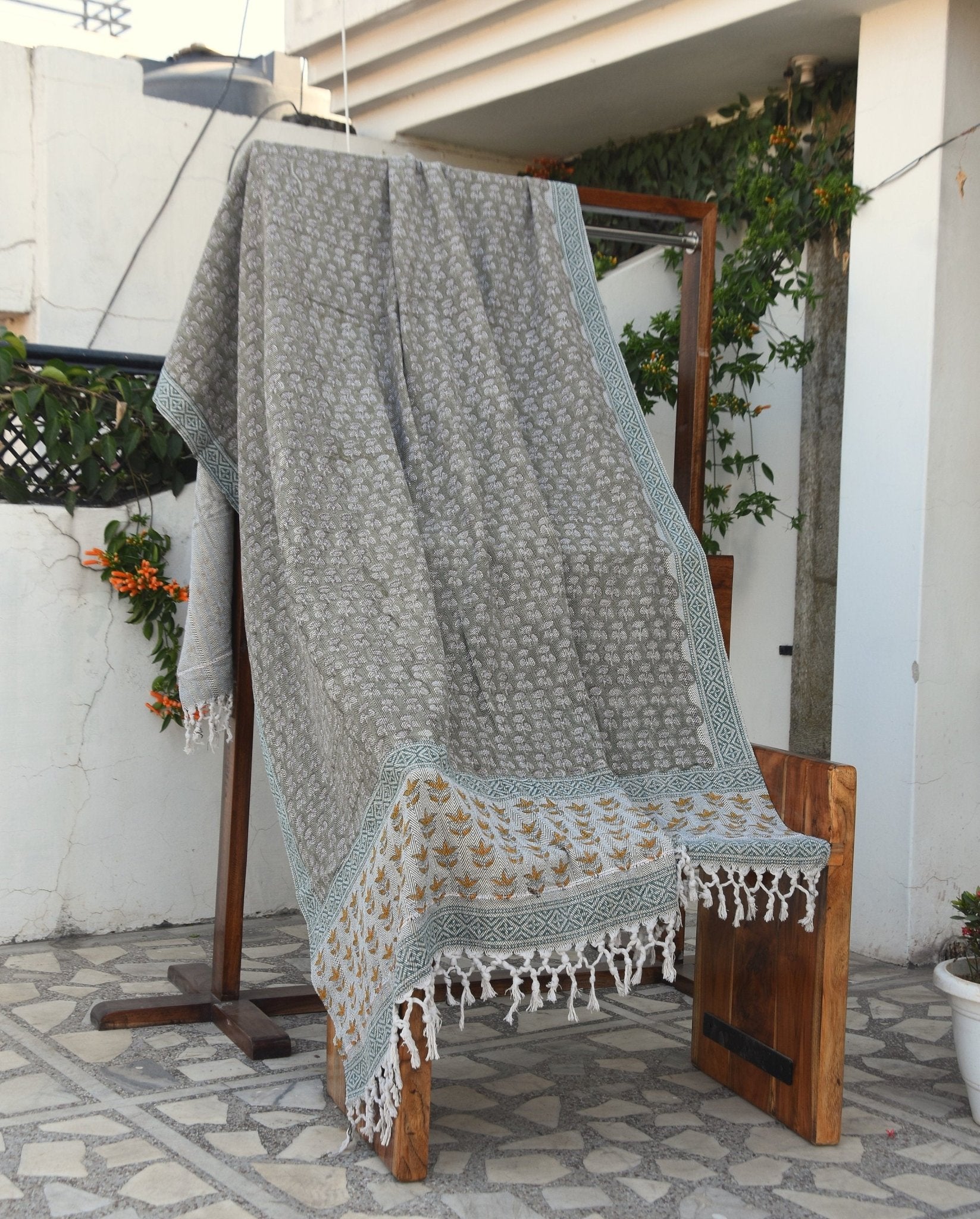 BLOCK PRINT HANDWOVEN THROW - DAMARU SAAPT PATTI - Fabdivine