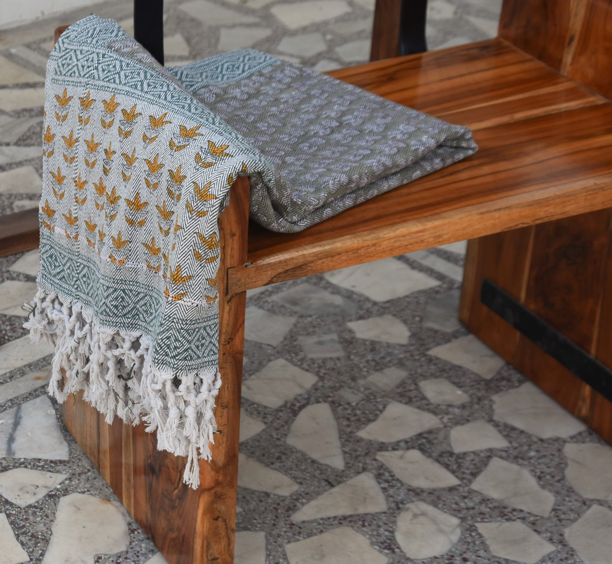 BLOCK PRINT HANDWOVEN THROW - DAMARU SAAPT PATTI - Fabdivine