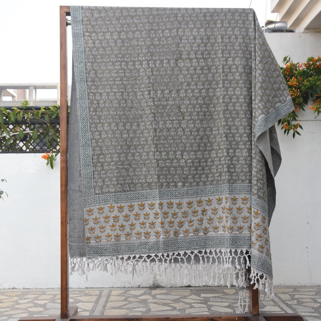 BLOCK PRINT HANDWOVEN THROW - DAMARU SAAPT PATTI - FABDIVINE LLCBLOCK PRINT HANDWOVEN THROW - DAMARU SAAPT PATTIHandwoven ThrowFABDIVINE LLC