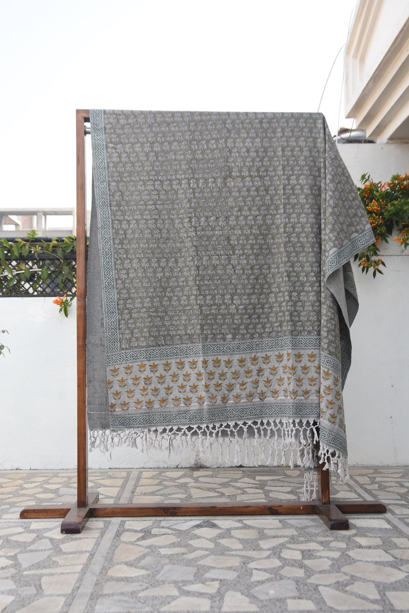 BLOCK PRINT HANDWOVEN THROW - DAMARU SAAPT PATTI - Fabdivine