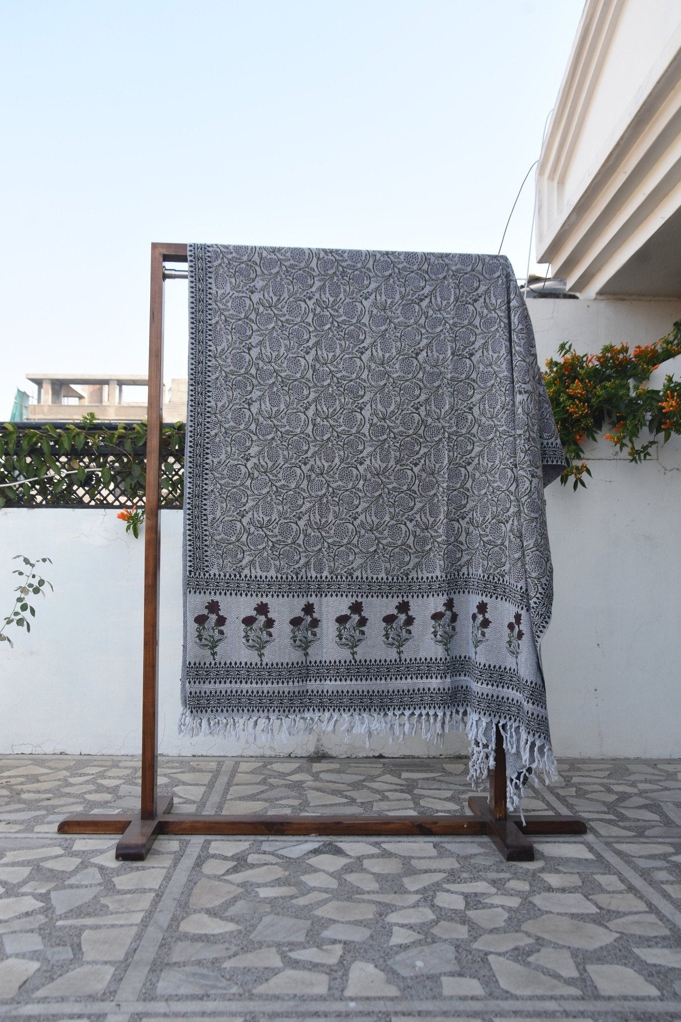 BLACK BLOCK PRINT HANDWOVEN THROW - MERAKI - Fabdivine