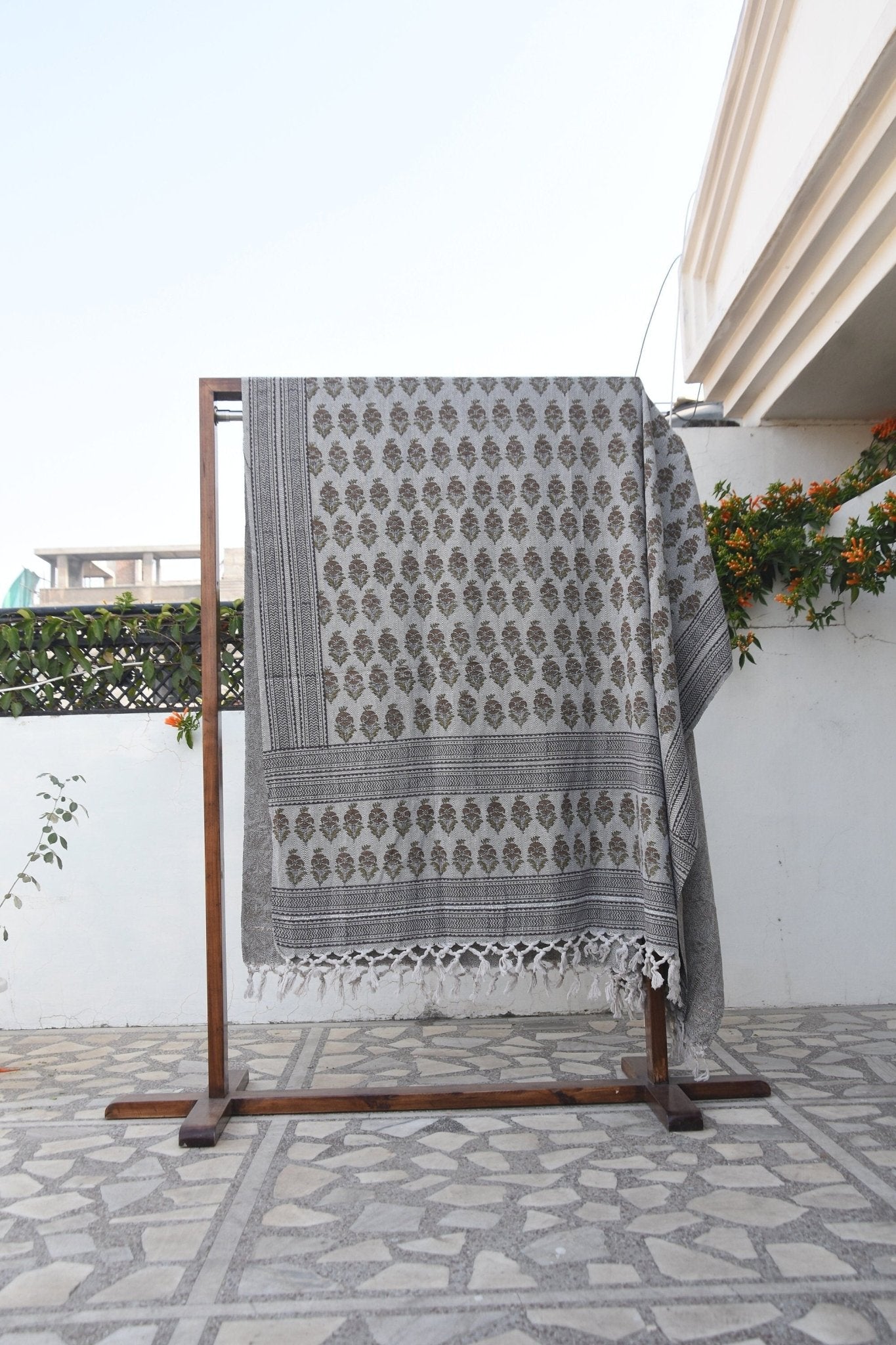 BLOCK PRINT HANDWOVEN THROW - MOR MUKUT - Fabdivine